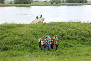 Kinder bei Stör-Besatz-Aktion am Ufer der Oder